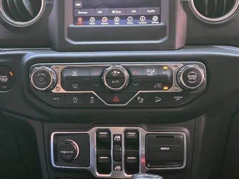 Used 2018 Jeep Wrangler Unlimited Sahara AWD/4WD image 25