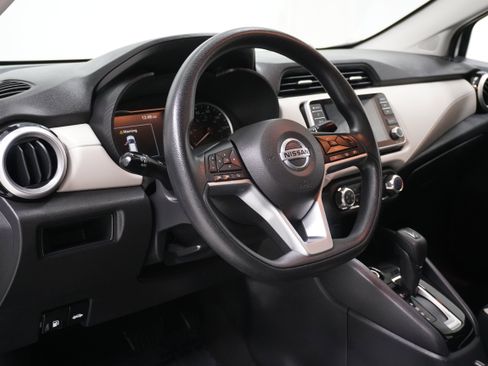 Used 2022 Nissan Versa SV image 9