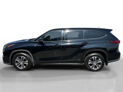 Used 2022 Toyota Highlander XLE AWD/4WD image 2