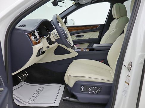 Certified 2022 Bentley Bentayga image 41