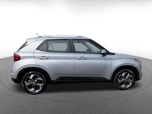 Used 2025 Hyundai Venue SEL FWD image 16