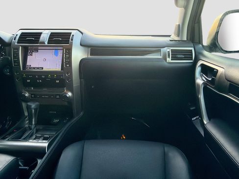 Used 2017 Lexus GX 460 image 17