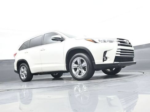 Used 2019 Toyota Highlander Limited FWD image 31
