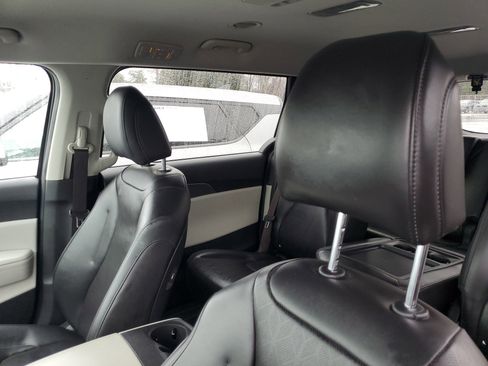 Used 2022 Kia Carnival LX image 16