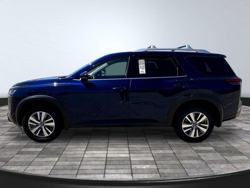 Used 2025 Nissan Pathfinder SL w/ Black Appearance Package AWD/4WD image 4