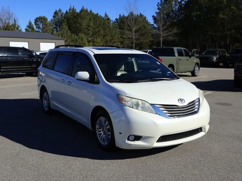 Used 2017 Toyota Sienna XLE image 3