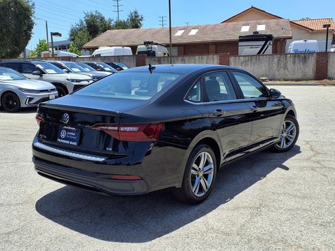 Certified 2024 Volkswagen Jetta SE w/ Panoramic Sunroof Package FWD image 5