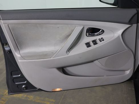Used 2011 Toyota Camry LE FWD image 17