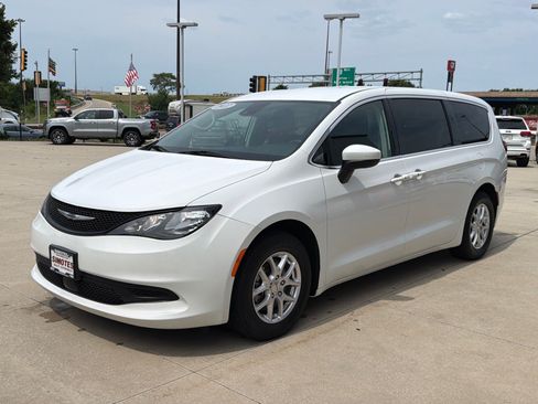 Used 2022 Chrysler Voyager LX FWD image 4