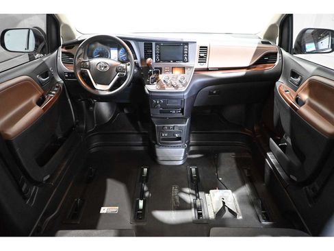 Used 2020 Toyota Sienna Limited Premium FWD image 21