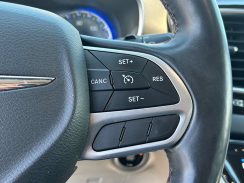 Used 2017 Chrysler Pacifica Touring-L Plus w/ Tire & Wheel Group FWD image 17