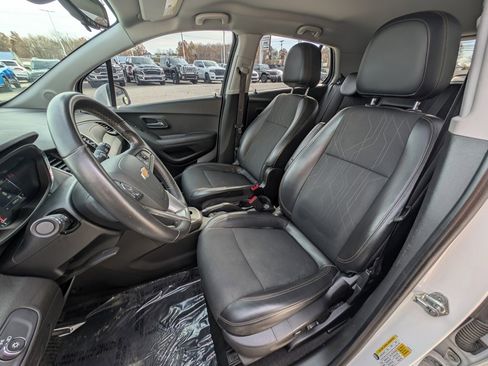 Used 2017 Chevrolet Trax LT w/ LT Convenience Package image 14