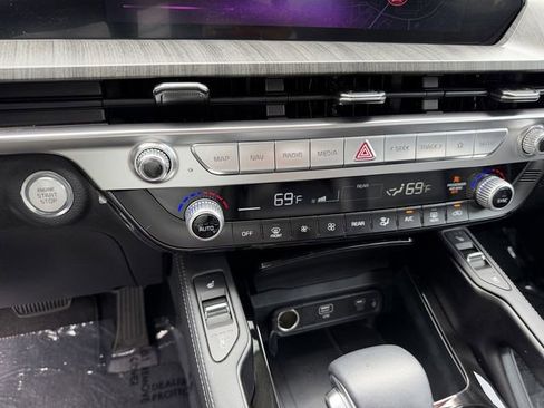 Certified 2025 Kia Telluride EX w/ EX Captain's Chair Package FWD image 19
