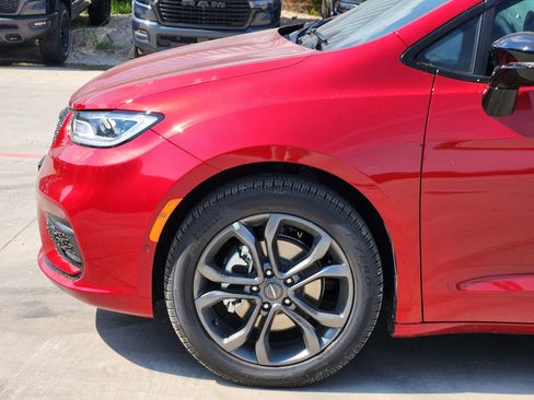 New 2026 Chrysler Pacifica Select image 9