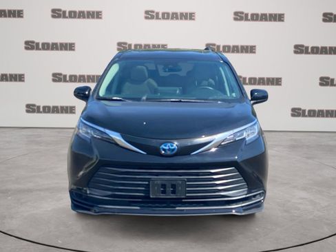 Used 2023 Toyota Sienna LE w/ LE Plus Package FWD image 3