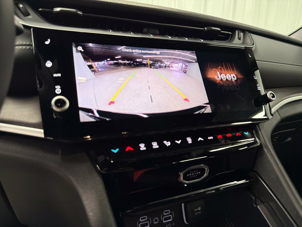 New 2027 Jeep Grand Cherokee Altitude RWD image 18