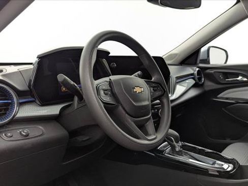 Used 2025 Chevrolet Trax LT FWD image 23