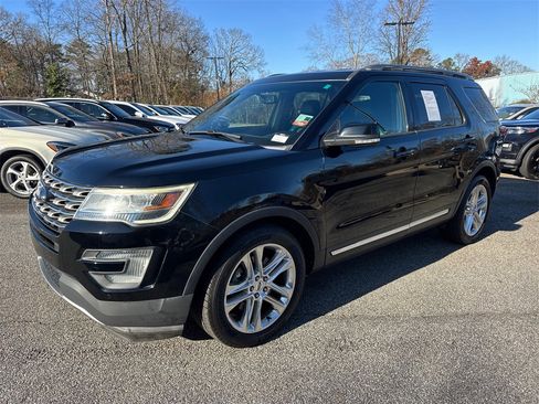 Used 2017 Ford Explorer XLT w/ Equipment Group 202A image 3