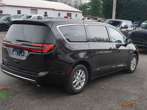 New 2026 Chrysler Pacifica Select image 4