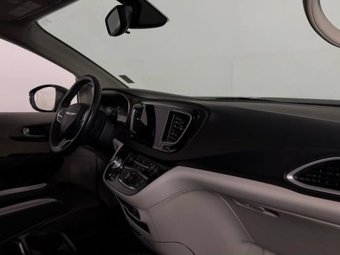 Used 2018 Chrysler Pacifica Touring-L w/ Premium Audio Group FWD image 32