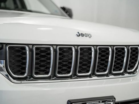 Certified 2023 Jeep Grand Cherokee Laredo AWD/4WD image 11