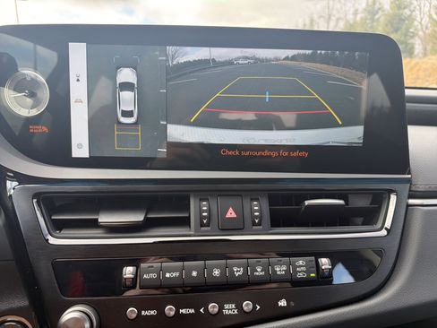 Used 2025 Lexus ES 300h w/ Technology Package image 15