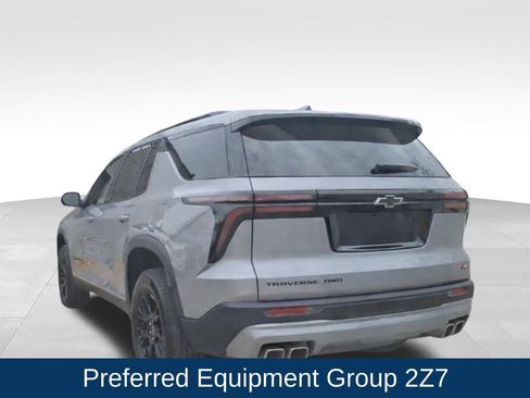 Used 2025 Chevrolet Traverse Z71 image 3