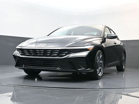 Certified 2025 Hyundai Elantra Limited image 21