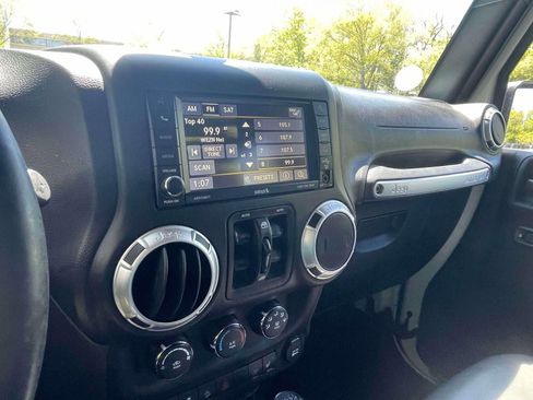 Used 2015 Jeep Wrangler Unlimited Sahara w/ Connectivity Group AWD/4WD image 26