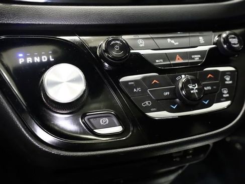 Used 2019 Chrysler Pacifica Touring-L Plus w/ S Appearance Package image 19