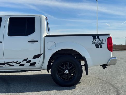 Used 2019 Nissan Frontier SV image 3