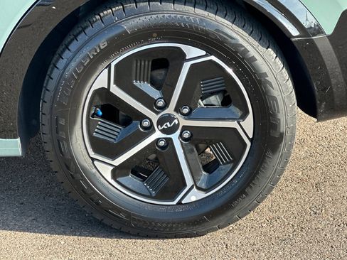 Used 2024 Kia Niro SX image 25