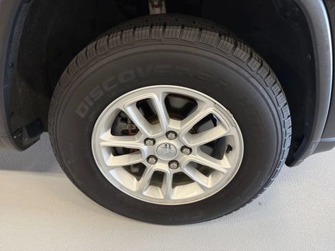 Used 2018 Jeep Grand Cherokee Laredo AWD/4WD image 34