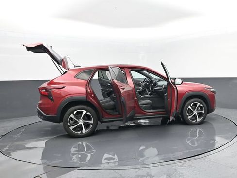 Used 2024 Chevrolet Trax RS w/ Sunroof Package FWD image 30