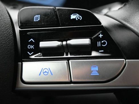 Used 2025 Hyundai Elantra Limited FWD image 23