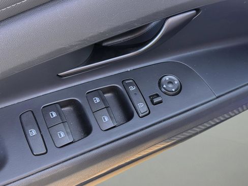 Used 2025 Hyundai Elantra Sport image 9