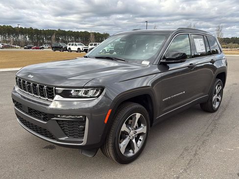 New 2026 Jeep Grand Cherokee Limited w/ Luxury Tech Group II RWD image 3