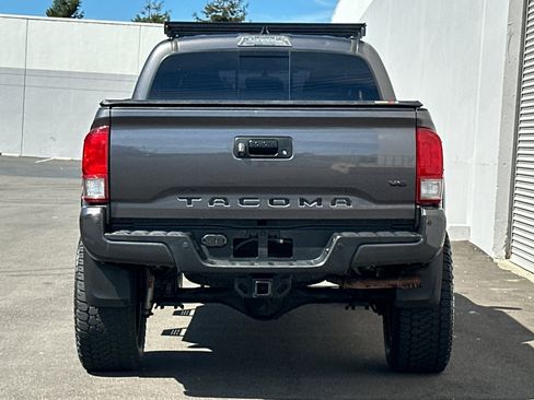 Used 2017 Toyota Tacoma TRD Sport w/ Premium & Technology Package AWD/4WD image 5