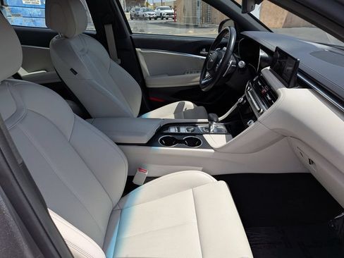 Used 2025 Genesis G70 2.5T RWD image 30
