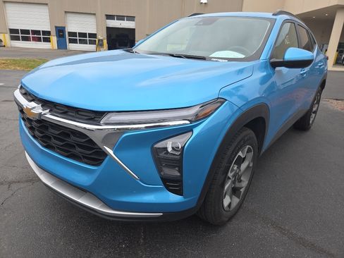 Used 2025 Chevrolet Trax LT FWD image 1