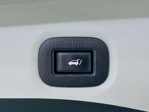 Used 2018 Nissan Rogue SV image 29