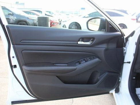 Used 2025 Nissan Altima 2.5 SV image 8