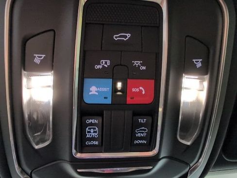 Used 2025 Jeep Grand Cherokee Altitude AWD/4WD image 30