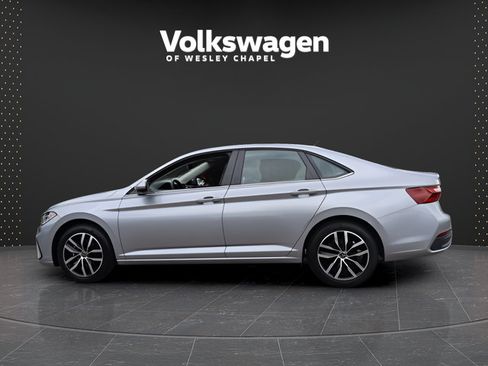 Certified 2025 Volkswagen Jetta SE FWD image 5