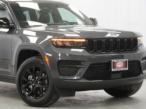 Certified 2025 Jeep Grand Cherokee Altitude image 3