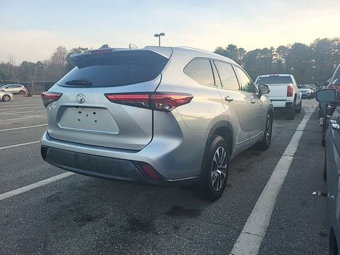 Used 2021 Toyota Highlander XLE AWD/4WD image 6