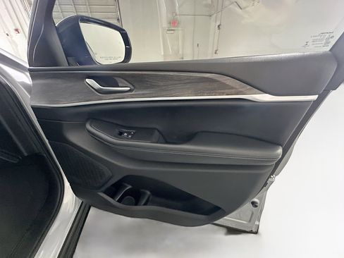 Used 2023 Jeep Grand Cherokee L Limited w/ Black Appearance Package image 33