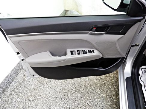 Used 2017 Hyundai Elantra SE image 7