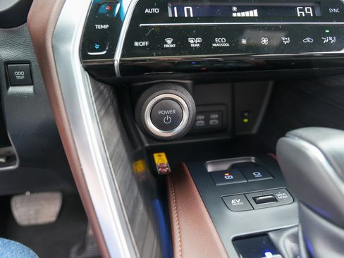 Used 2024 Toyota Venza Limited AWD/4WD image 25