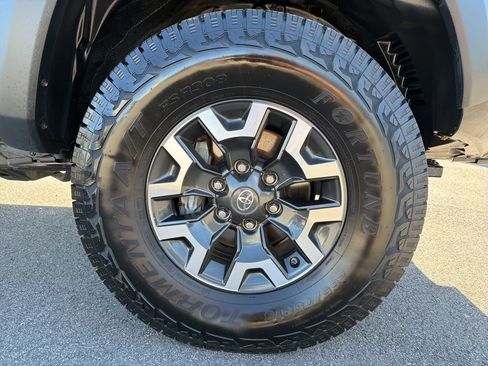 Used 2020 Toyota Tacoma TRD Off-Road AWD/4WD image 11